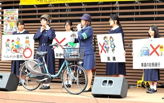 ステージで自転車の交通違反を紹介する生徒ら＝ブランチ神戸学園都市