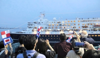 汽笛を鳴らして出港する「にっぽん丸」を、デッキに詰めかけた人々が見送った＝中央区新港町