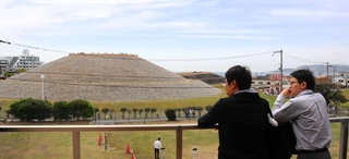 「五色塚古墳館」の２階から見える古墳と明石海峡＝神戸市垂水区五色山４