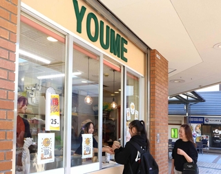 ３月に新しくオープンした「クレープショップ　ＹＯＵＭＥ」＝神戸市西区学園西町１