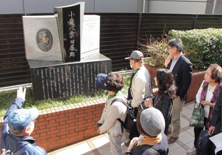 住居跡地など小泉八雲ゆかりの地を訪ねる参加者ら＝神戸市中央区下山手通６
