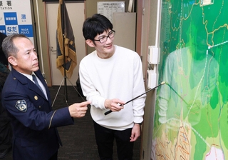 六甲山地の地図を使いながら、救助の状況を説明する渡辺徳英さん（右）＝灘署