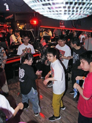 ミラーボールの下で、音楽に合わせて体を動かす参加者ら＝神戸市中央区下山手通２