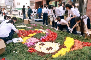パンダや神戸ポートタワーがデザインされた作品を手がける神戸中華同文学校の生徒たち＝神戸市中央区元町通１