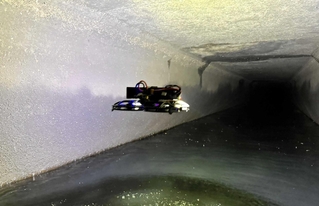 ドローンによる下水道管調査の様子（神戸市提供）
