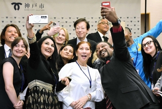 任命式後、久元喜造市長を囲んで発信用の写真を撮るＰＲアンバサダー＝神戸市役所