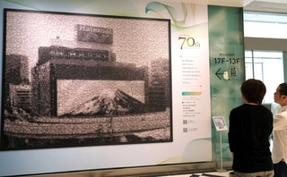 旧神戸新聞会館の象徴「富士山の巨大壁画」を新旧の写真で表現したモザイクアート＝ミント神戸