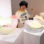 パルプ、チラシ使い障害者アート　神戸・しあわせの村で展示　川西の山本さん、加西の八木さん出品