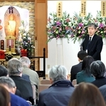 今年３月に営まれた合同慰霊祭であいさつする「神戸空襲を記録する会」の岡村隆弘代表＝３月１７日午後、兵庫区今出在家町４