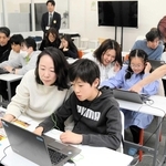 生成ＡＩを使い、特殊詐欺の啓発ソング作りにチャレンジする親子ら＝神戸市灘区桜口町４