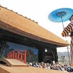 ２０年ぶりにかやぶき屋根をふき替えた下谷上農村歌舞伎舞台のこけら落とし公演＝神戸市北区山田町下谷上