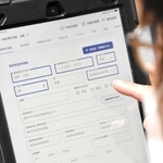 救急隊員が傷病者の情報を打ち込むタブレット端末＝神戸市役所