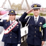 有馬署の一日署長を務めた武本紗栄さん（左）と、兄で署員の光平さん＝イオンモール神戸北