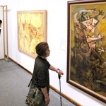 色に注目した企画展。黄色を基調とした幻想的な絵画が並ぶ＝神戸市立小磯記念美術館