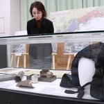 防空頭巾など戦時中の市民生活を伝える展示品が並ぶ＝戦災記念資料室