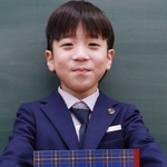 神戸タータンの自由帳を手にする新１年生＝こうべ小学校