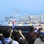 「にっぽん丸」神戸にお別れ　5月引退の客船、最後の出港　ポートターミナルで市民ら見送り