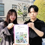 「コベカツ図鑑」に投稿している田嶋太陽さん（右）と𠮷木春佳さん＝神戸大学