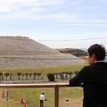 「五色塚古墳館」の２階から見える古墳と明石海峡＝神戸市垂水区五色山４