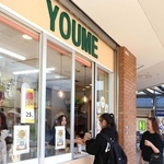 ３月に新しくオープンした「クレープショップ　ＹＯＵＭＥ」＝神戸市西区学園西町１