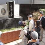 住居跡地など小泉八雲ゆかりの地を訪ねる参加者ら＝神戸市中央区下山手通６