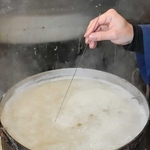 豆の炊き具合をピアノ線で確認する。修業を積んで身に付けた技術だ＝神戸市兵庫区塚本通５