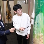 六甲山地の地図を使いながら、救助の状況を説明する渡辺徳英さん（右）＝灘署