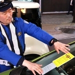 三宮周辺で違法駐車取り締まり　生田署、県内46署で違反最多　県警交通指導課と合同で巡回