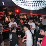 ミラーボールの下で、音楽に合わせて体を動かす参加者ら＝神戸市中央区下山手通２