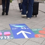 目的地まで「ワイングラス712杯」…　分かるようで分からない、ユニーク路面案内登場