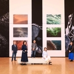 新たな表現に挑戦している出展者。背景はメンバーの一人、野口克美さんの作品＝県立美術館