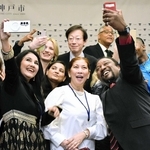 任命式後、久元喜造市長を囲んで発信用の写真を撮るＰＲアンバサダー＝神戸市役所