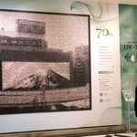 旧神戸新聞会館の象徴「富士山の巨大壁画」を新旧の写真で表現したモザイクアート＝ミント神戸