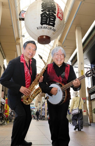 寄席でバンド演奏を披露する桂小春団治さん（左）とリピート山中さん＝神戸市兵庫区新開地２、神戸新開地・喜楽館