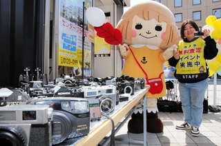 イベント会場には、あまり見なくなったフィルムカメラもずらりと並ぶ＝神戸市中央区元町通１、マルチベース