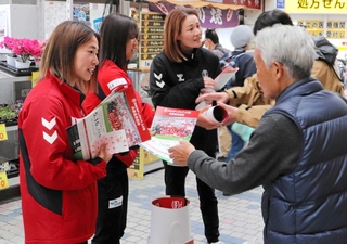 買い物客にホーム最終戦のＰＲチラシを配るＩＮＡＣ神戸の選手ら＝神戸市灘区、水道筋商店街