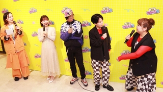 平成をテーマに盛り上がる（左から）「はるかぜに告ぐ」のとんずさん、花妃さんと平成文化研究家の山下メロさん、「天才ピアニスト」の竹内知咲さん、ますみさん＝大丸神戸店