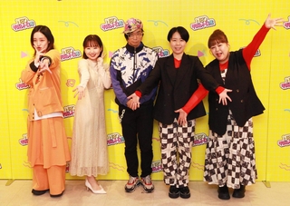 内覧会で平成をテーマに語った（左から）「はるかぜに告ぐ」のとんずさん、花妃さんと平成文化研究家の山下メロさん、「天才ピアニスト」の竹内知咲さん、ますみさん＝大丸神戸店