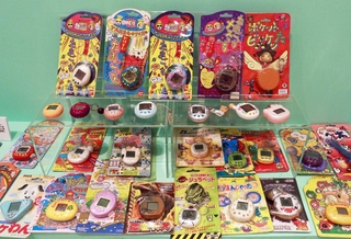 大ブームを巻き起こした「たまごっち」＝大丸神戸店