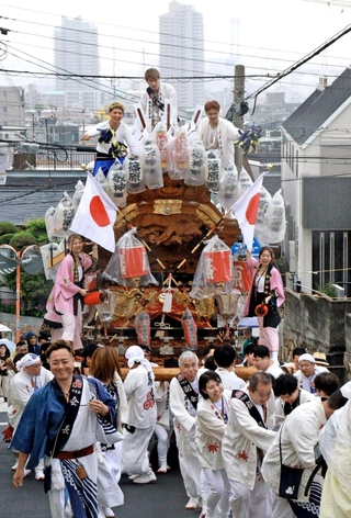 厳島神社を目指して坂道を進むだんじり＝神戸市灘区篠原北町３