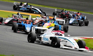 ２０２５年の「ＫＹＯＪＯ　ＣＵＰ」。手前の白い車体が白石いつもさんのマシン（本人提供）