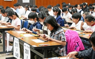 真剣な表情でそろばんをはじく子どもたち＝県中央労働センター