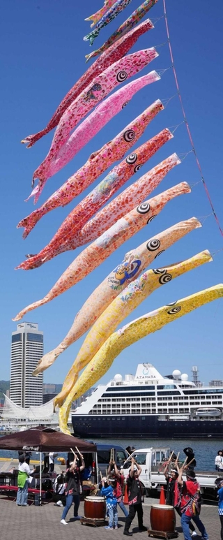 子どもたちの夢を乗せて神戸の空に掲げられたこいのぼり＝神戸市中央区東川崎町１