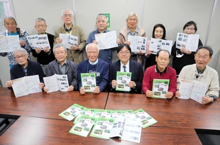 東灘の魅力を詰め込んだ冊子を発刊したボランティアガイドの会のメンバー＝東灘区役所