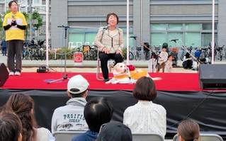盲導犬をパートナーとする視覚障害者らが登壇したステージイベント＝湊川公園