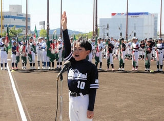 選手宣誓する箕谷少年野球部の岩村統吾主将＝Ｇ７スタジアム神戸
