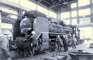 旧国鉄の鷹取工場でＳＬを整備する作業員ら＝１９７１年（ＪＲ西日本提供）