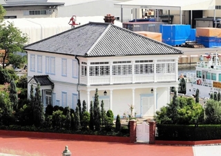 海のすぐそばに立つ「みなと異人館」。船と並ぶ風景は神戸らしい＝神戸市中央区港島２、ポートアイランド北公園