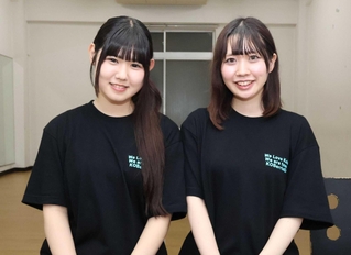 オーディションに合格し、研究生として練習に励む日高結花さん（左）と大西紗愛さん＝中央区江戸町
