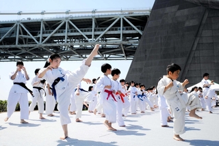 ステージで空手を披露する子どもたち＝県立舞子公園